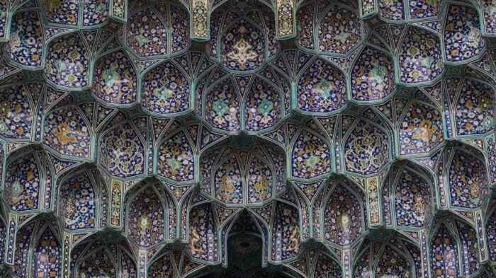 Трехмерная композиция мукарны выглядит довольно сложно, что требовало немалых знаний от их создателей (Мукарнас мечети Шаха в Исфахане, Ирак). | Фото: stepintojordan.com.