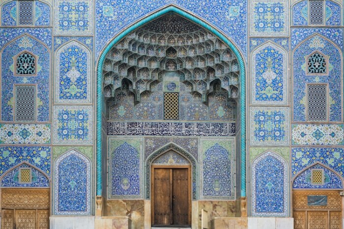 Пример оформления фасадов мечетей (мечеть шейха Лотфоллы, Иран). | Фото: mymodernmet.com.