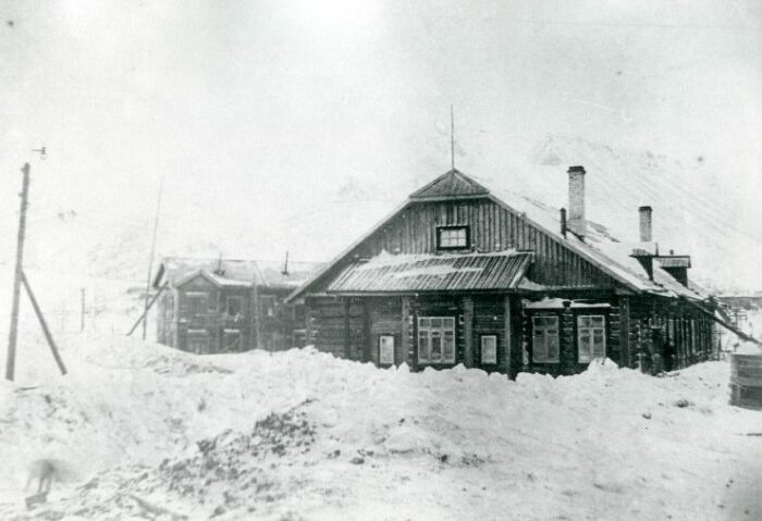 «Первенец» – первая хижина, построенная геологами на территории современного Норильска (1921 г.). | Фото: stylishbag.ru. 