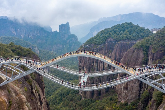 Волнообразный пешеходный мост соединил две вершины на высоте 140 метров над землей (Ruyi glass Bridge, Шэньсяньцзю). | Фото: republicainmobiliaria.com.