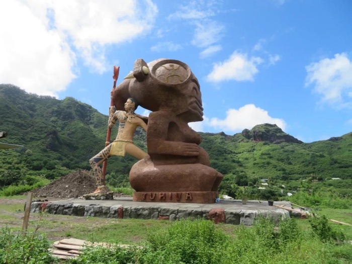 Современная скульптура тики на вершине холма рядом с музеем под открытым небом Тохуа Коуэва (Нуку-Хива, Французская Полинезия). | Фото: orangesmile.com.