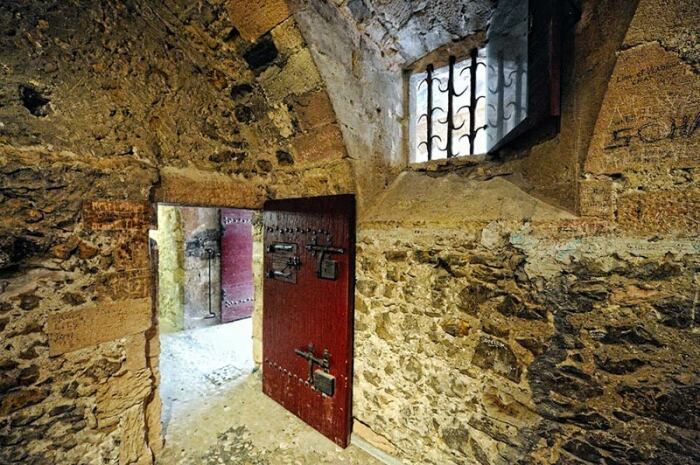 Знатные заключенные содержались в камерах с улучшенными условиями, правда, им приходилось еще и доплачивать за удобства (Château d'If, Франция).| Фото: folksyguide.com.