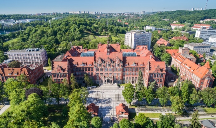 Вид с воздуха на главное здание Гданьского технологического университета (Польша). | Фото: app.spaceimpulse.com.