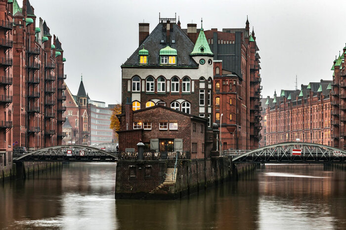 В Гамбурге построено около 2,5 тыс. мостов, что сделало его одним из самых богатых на переправы городом мира (Германия). | Фото: bestprivateguides.com.