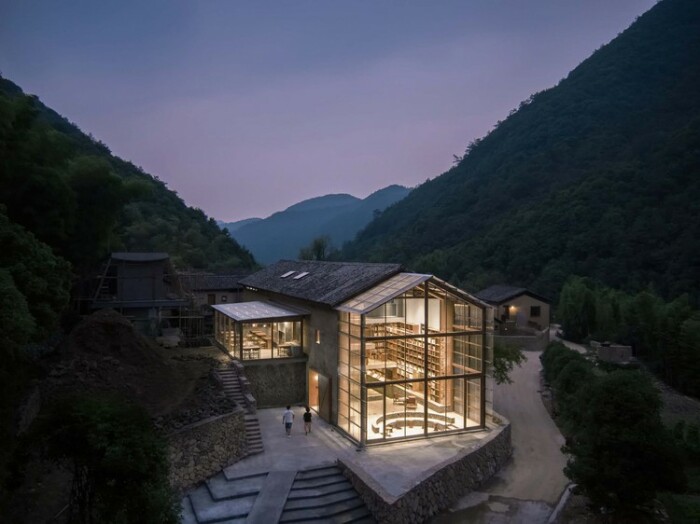 Глинобитный фермерский дом, в окружении первозданной природы, превратили в отель, книжный магазин и библиотеку (Qinglongwu, Китай). | Фото: aurebeshtranslator.net.