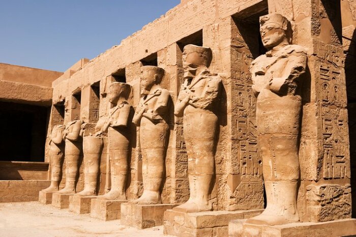 Храм Рамзеса II сильно пострадал от перипетий истории и времени, но сохранившиеся колонны и статуи намекают на то, что он был впечатляющим (Karnak Temple, Египет). | Фото: landioustravel.com.