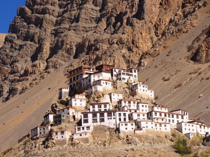 Ки Гомпа – древнейший тибетский монастырь на живописной вершине холма долины Спити (Индия). | Фото: destinationtoplan.com.