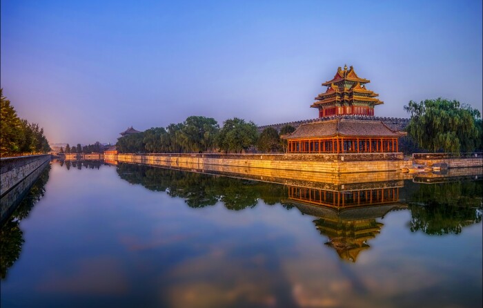 Защитный ров шириной 52 метра стал дополнительным украшением дворцового комплекса (Запретный город, Пекин). | Фото: hotelcomapedrosa.com.