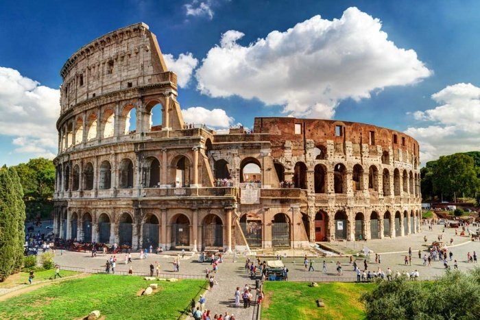 Колизей, который многие века был местом кровавых развлечений, до сих пор остается довольно впечатляющим местом (Рим, Италия). | Фото: planetofhotels.com.