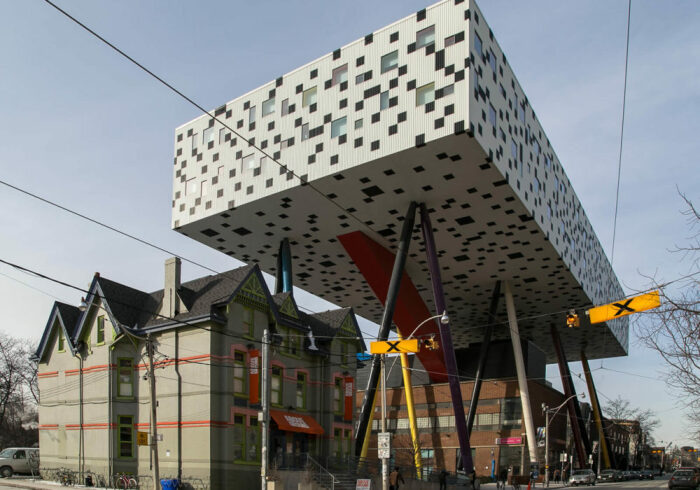 Двенадцать красочных опор, поддерживают новый корпус Колледжа искусств и дизайна Онтарио, сбивая с толку прохожих (Торонто, Канада). | Фото: gustur.ru.