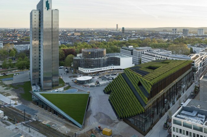 8 км живой изгороди, на многофункциональном комплексе Ko-Bogen II, позволили получить титул «самого большого зеленого фасада» Европы (Дюссельдорф, Германия). | Фото: mydusseldorf.com.