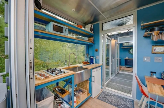 На мини-кухне есть все необходимое для приготовления любимых блюд (River Forest Lookout, США). | Фото: designboom.com.