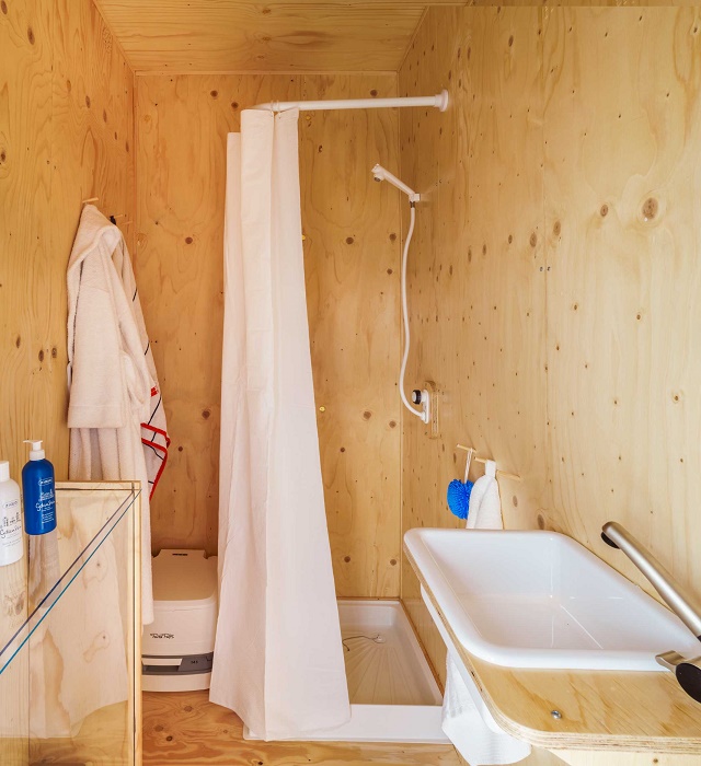 Благоустроенная ванная комната тоже имеется (контейнерный микро-дом Gaia, Чехия). | Фото: pinuphouses.com.