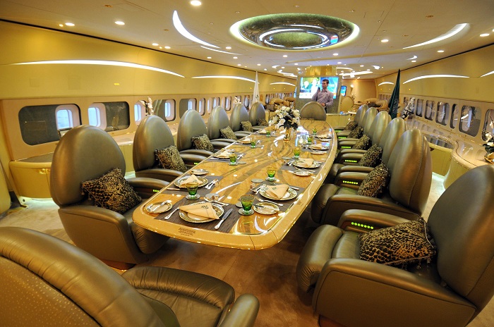 В хвостовой части VIP Boeing 747-400 оформлена столовая, которая легко превращается в переговорную, если намечается деловая поездка. | Фото: superyachtfan.com.