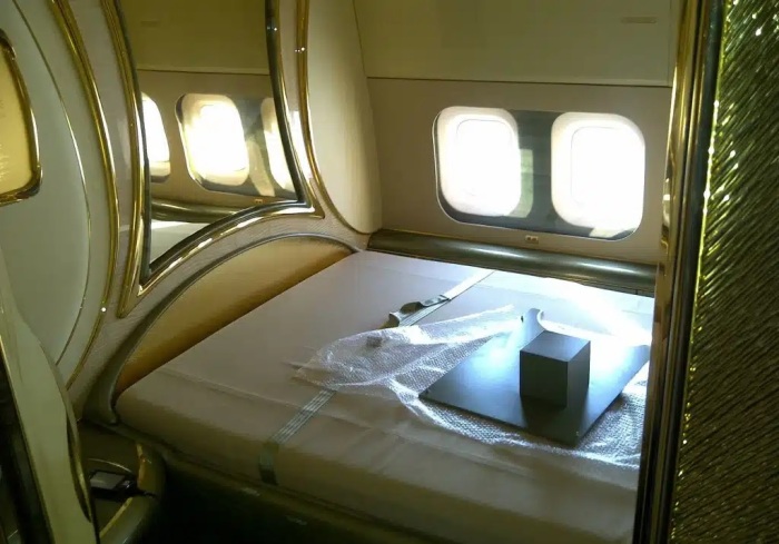 Индивидуальные спальные места в переоборудованном VIP Boeing 747-400 под потребности гостей принца. | Фото: superyachtfan.com.