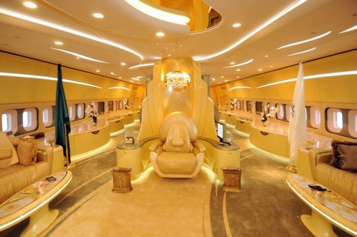 То самое «кресло короля», сверкающее позолоченной обивкой (VIP Boeing 747-400). | Фото: thetrillionairelife.com.