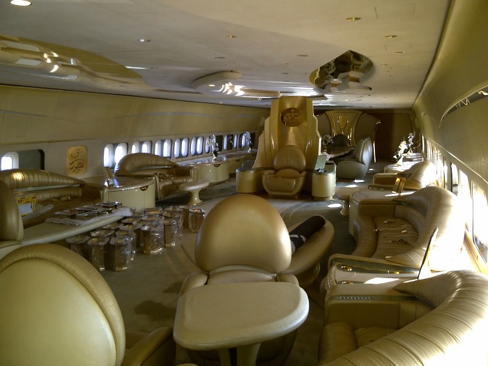 Лаундж-зона для путешествующих вместе с принцем не менее роскошная и сверкающая (VIP Boeing 747-400). | Фото: myskillsconnect.com.