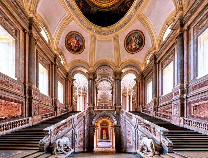 Величественная Парадная лестница создана из белого каррарского мрамора (Palazzo Reale di Caserta, Италия). | Фото: moya-planeta.ru.