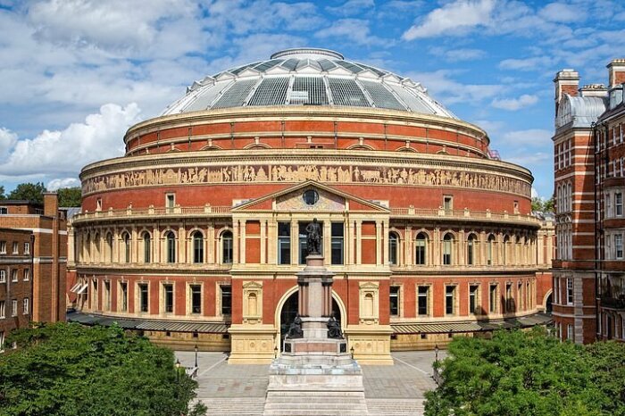 The Royal Albert Hall задумывался как многоцелевое здание для проведения музыкальных концертов, выставок, публичных собраний, научных лекций и церемоний награждения (Лондон, Великобритания). | Фото: harrodsestates.com.