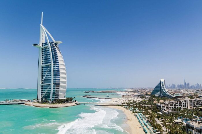Знаменитый отель-парусник Burj Al Arab может похвастаться изысканным номером, в котором может остановиться любая королевская семья (Дубай, ОАЭ). | Фото: news.com.au.