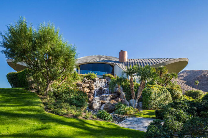 Космический дом Хоупов – фантастический особняк, спроектированный известнейшим американским архитектором Джоном Лотнером (Tamarisk Country Club, Rancho Mirage). | Фото: theglobeandmail.com.