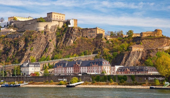 Крепость находится на выступающем мысе на высоте 118 метров над точкой слияния рек Рейн и Мозель (Festung Ehrenbreitstein, Кобленц). | Фото: expedia.co.in.