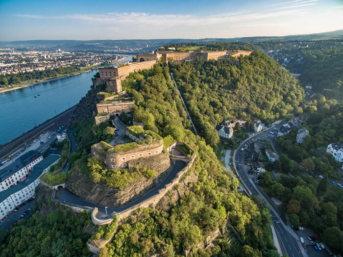 После Венского конгресса 1815 года, вдоль Рейна стали возводить укрепительные комплексы, самым мощным из которых стала крепость Эренбрайтштайн, занимающая вершину одноименного мыса (Кобленц, Германия). | Фото: en.advisor.travel.