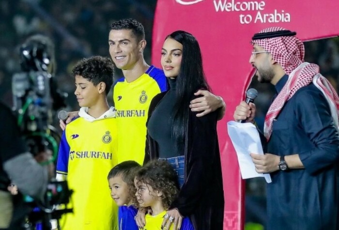 Криштиану Роналду сменил не только футбольный клуб, но и страну проживания. | Фото: emiratesholidays.com.