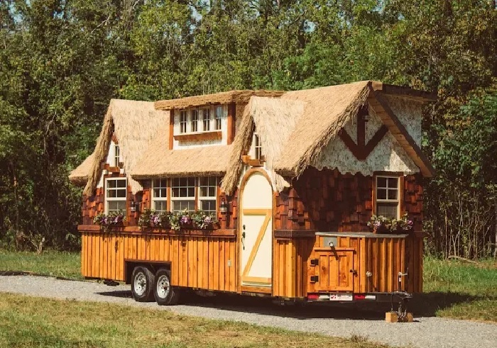 Натуральное дерево стало основным строительным и отделочным материалом (Highland Tiny House, США). | Фото: teenyabode.com.