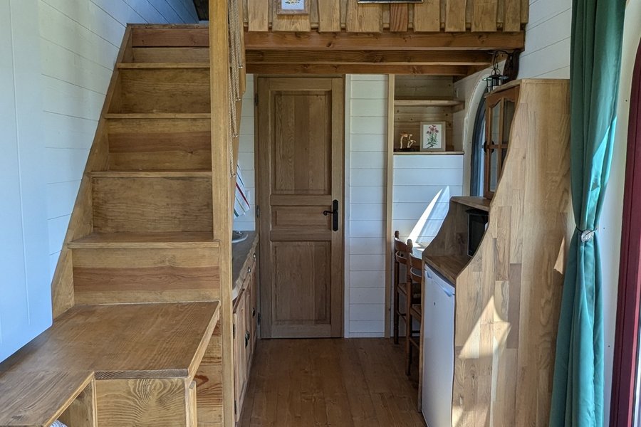 В интерьере Tiny House Hobbit использовалось только дерево и керамика. В интерьере Tiny House Hobbit использовалось только дерево и керамика.