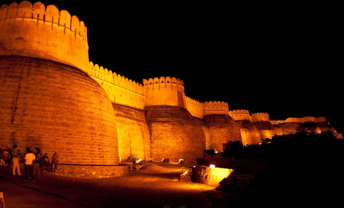 Подсветка форта делает его еще более величественным и неприступным (Kumbhalgarh Fort, Раджастхан). | Фото: outlookindia.com.