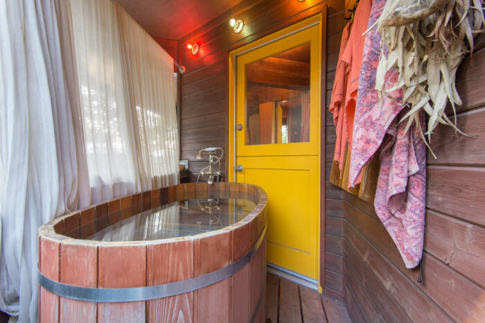 Деревянная ванна и душ установлены на открытой террасе с видом на фруктовый сад и цветники (Geodesic Dome House, Лос-Анджелес). | Фото: art-defi.livejournal.com.