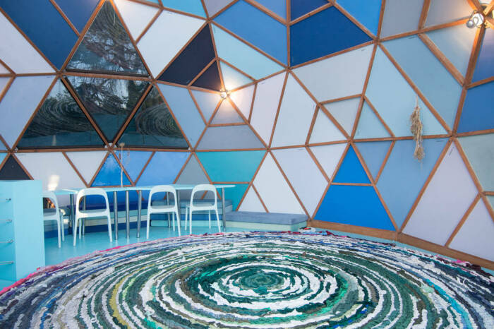 До недавнего времени купольное пространство было оформлено в народном стиле (Geodesic Dome House, Лос-Анджелес). | Фото: art-defi.livejournal.com.