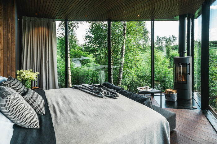 Центральное место в лесной вилле KASEKE занимает спальня и гостиная у панорамного окна (Maidla Nature Resort, Эстония). | Фото: floornature.com.