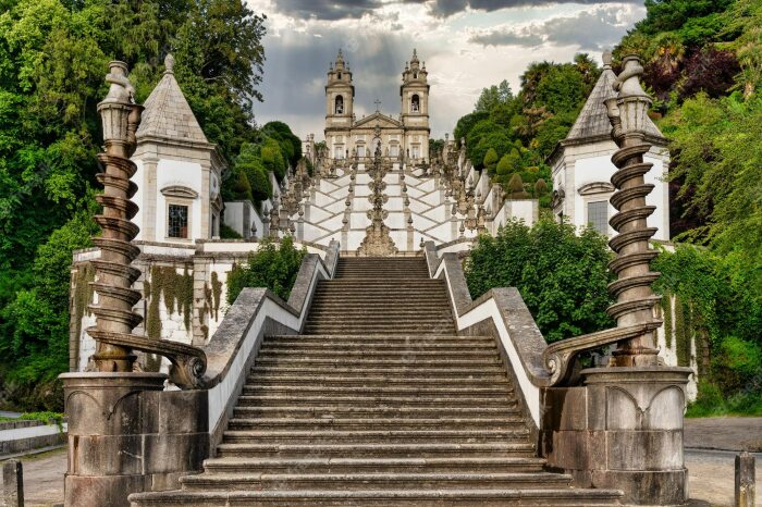 Впечатляющая красотой лестница «священных холмов» эпохи Контрреформации внесена в Список Всемирного наследия ЮНЕСКО (Santuário do Bom Jesus do Monte, Португалия). | Фото: sergeyurich.livejournal.com.