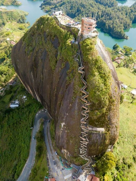La Piedra del Peñol – одна из самых удивительных смотровых площадок во всей Колумбии. | Фото: colombia.travel.