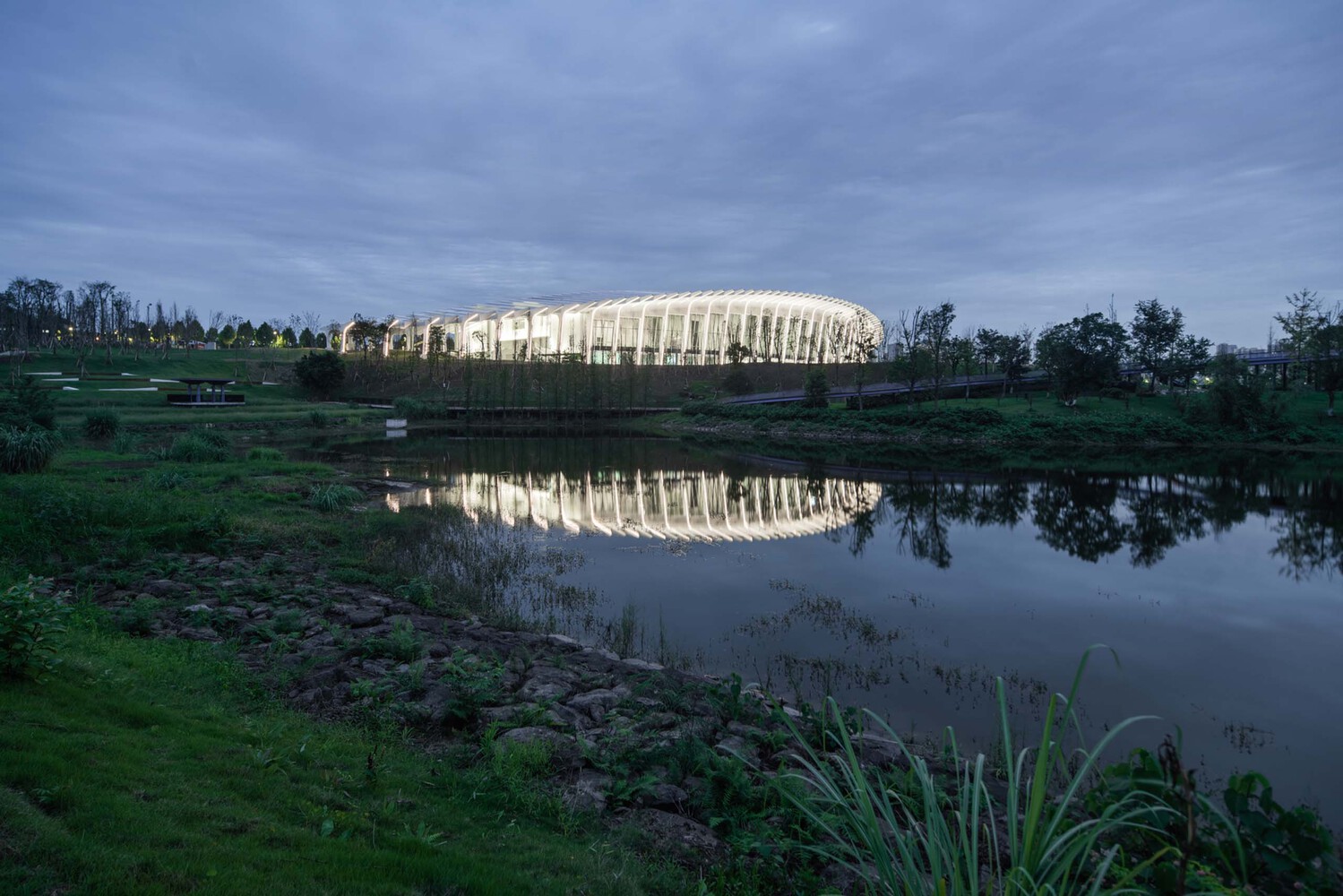 «Умный» зал Лицзя органично вписывается в ландшафт. «Умный» зал Лицзя органично вписывается в ландшафт.