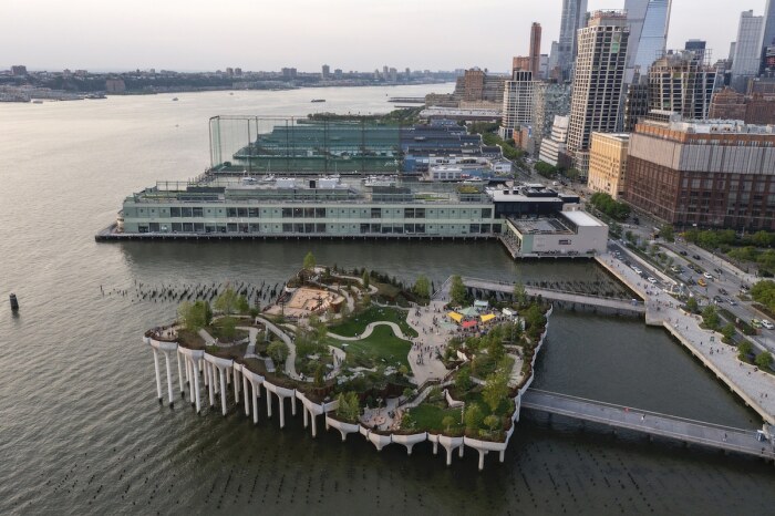 Летом 2021 года уникальный городской парк на воде был наконец-то открыт для публики (Little Island, Нью-Йорк). | Фото: untappedcities.com.