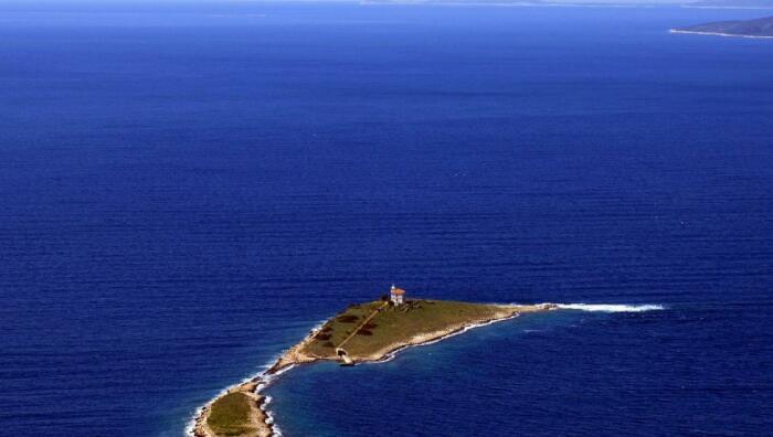 Все, кто мечтает пожить на необитаемом острове могут отправляться в Хорватию, в отель-маяк Plocica. | Фото: helpiks.org. 