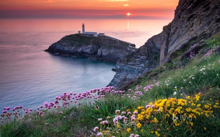 South Stack – один из самых живописных маяков мира расположен на скалистом острове Ирландского моря (Великобритания). | Фото: celebritycruises.com.