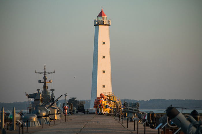Последний в мире действующий деревянный маяк освещает вход в Петровский канал (Белый маяк) (Кронштадт). | Фото: kronshtadt.spb.ru.