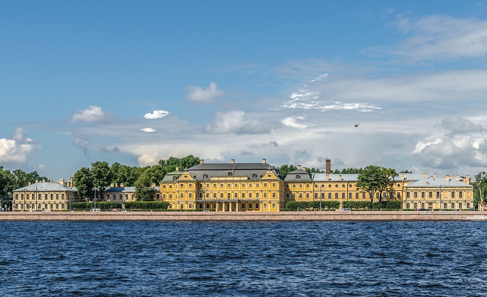 Меньшиковский дворец (1710-1727 гг.), построенный из кирпича, стал первым архитектурным объектом такого масштаба (сейчас филиал Государственного Эрмитажа). | Фото: ru.wikipedia.org.