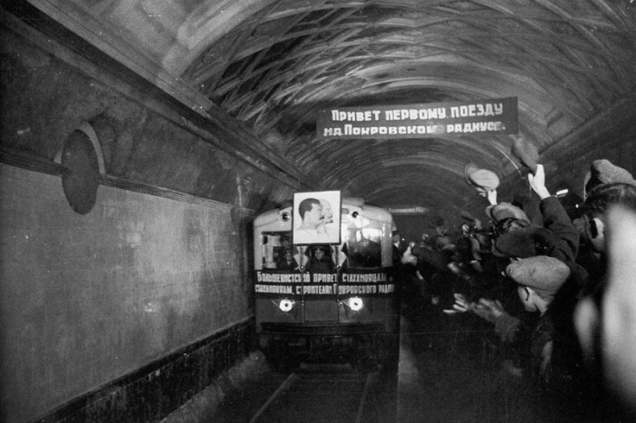 Большим прорывом в обновлении столицы СССР стало строительство метрополитена. | Фото: healingwaterscenter.com.