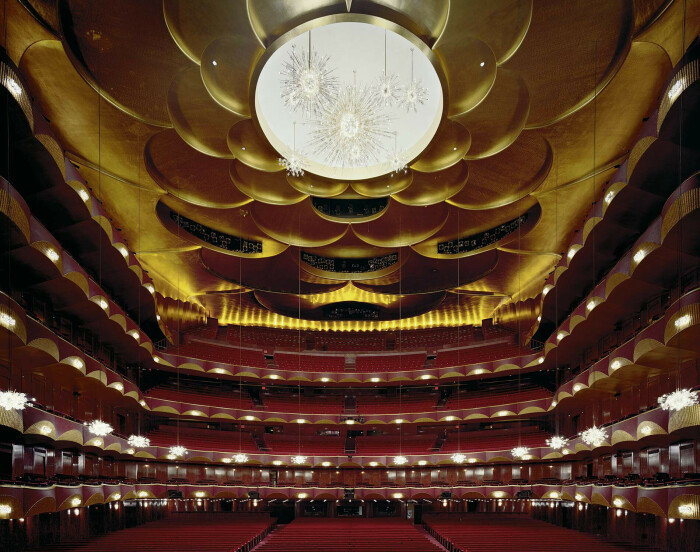 Главный зал является самой большой оперной площадкой в мире (Metropolitan Opera, Нью-Йорк).