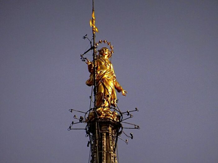 Вершину большого шпиля венчает позолоченная статуя Мадонны – покровительницы Милана (Duomo di Milano, Италия). | Фото: tourpedia.ru.