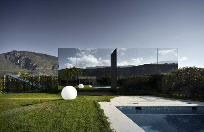 Инновационный дизайн гостевого дома идеально вписывается в окружающий пейзаж (Mirror Houses, Италия). | Фото: thepinnaclelist.com.