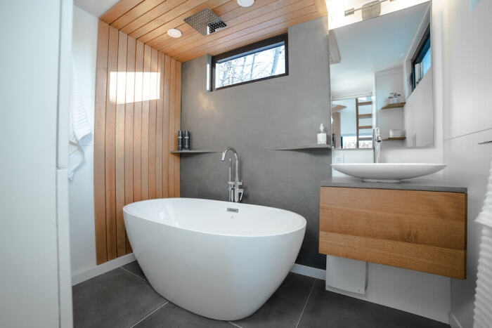 Стильная и благоустроенная ванная комната придает нотку роскоши микропространству (мобильный дом Fritz). | Фото: tinyhouse.com.
