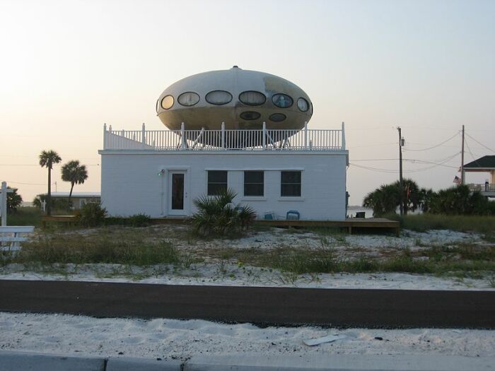 Некоторые модели стали украшением участков и даже зданий (Futuro House). | Фото: worldarchitecture.org.