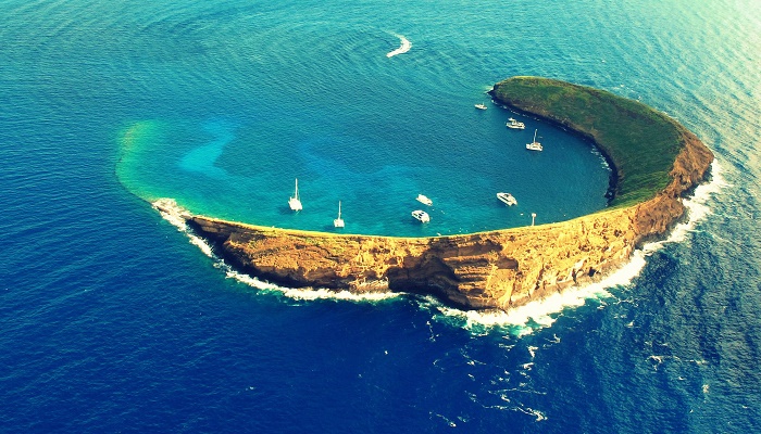 Остров Молокини, напоминающий полумесяц, является Национальным морским и птичьим заповедником (Гавайские острова). | Фото: letsgotomaui.net.