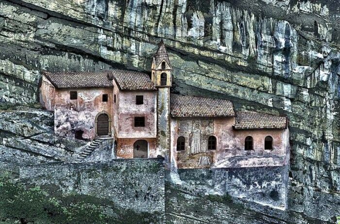 Монументальная красота и недоступность монастыря завораживает всех тех, кто его видит (Сан-Коломбано до реставрации, Тренто).  | Фото: orangesmile.com.